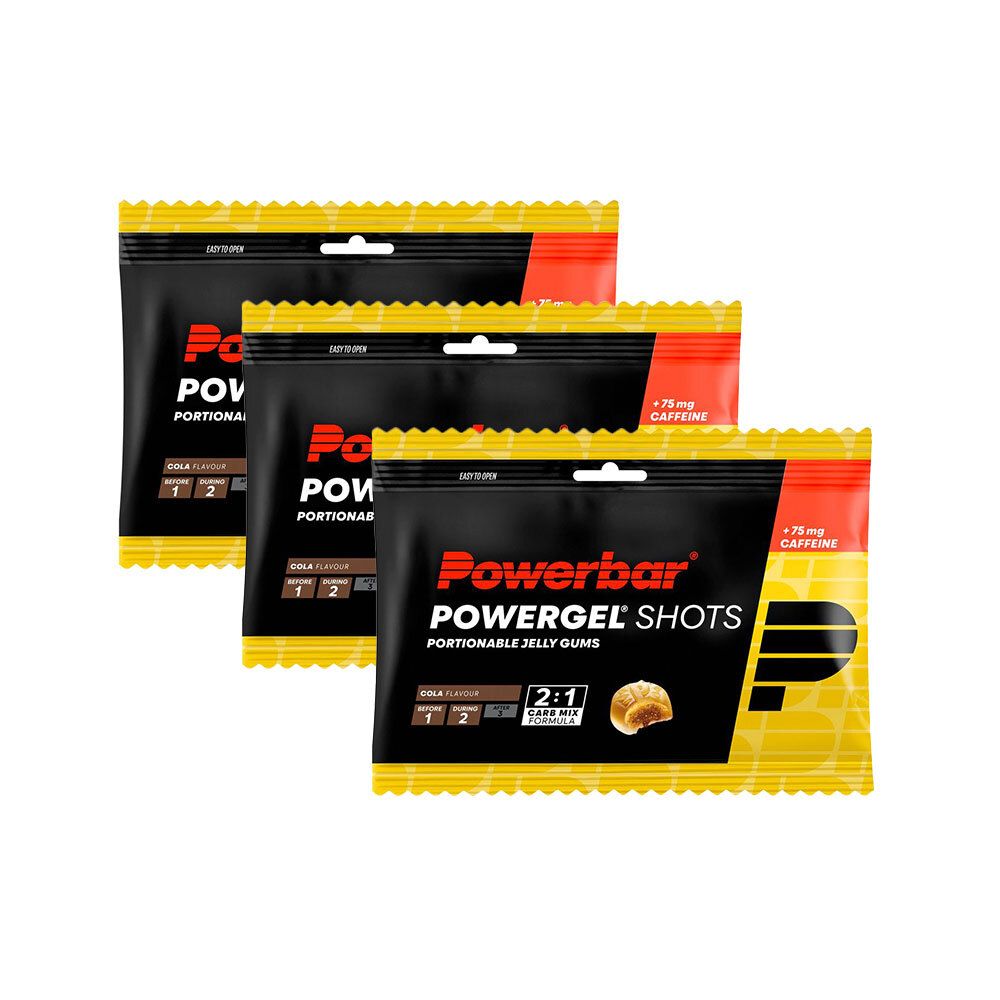 Drei Beutel Powerbar Powergel Shots Cola. Schwarze Verpackung mit rotem und gelbem Design. Aufschrift: Powergel Shots.