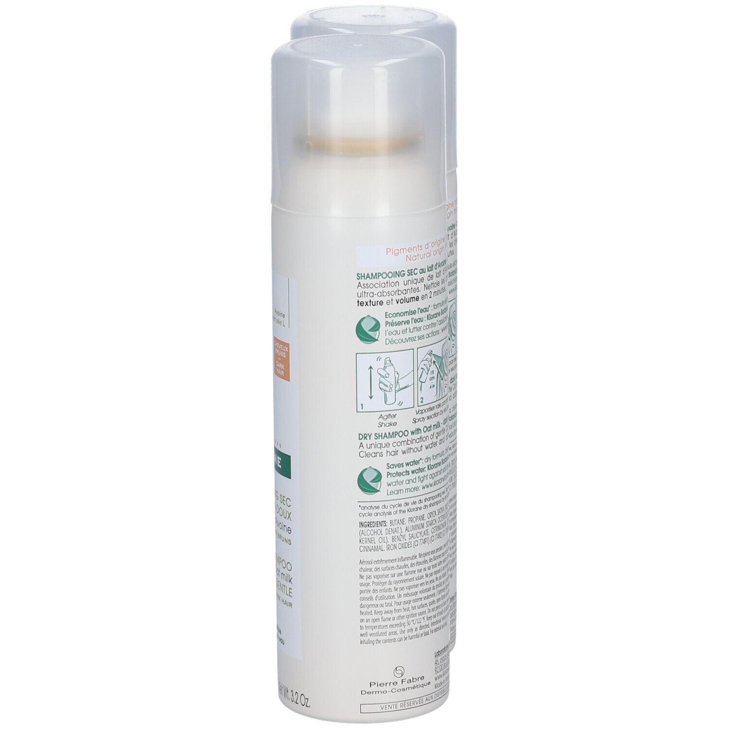 Un flacon de shampooing sec à l'avoine. Bouteille blanche avec vaporisateur et étiquette. Inscription : KLORANE, shampooing sec. Dos avec texte.