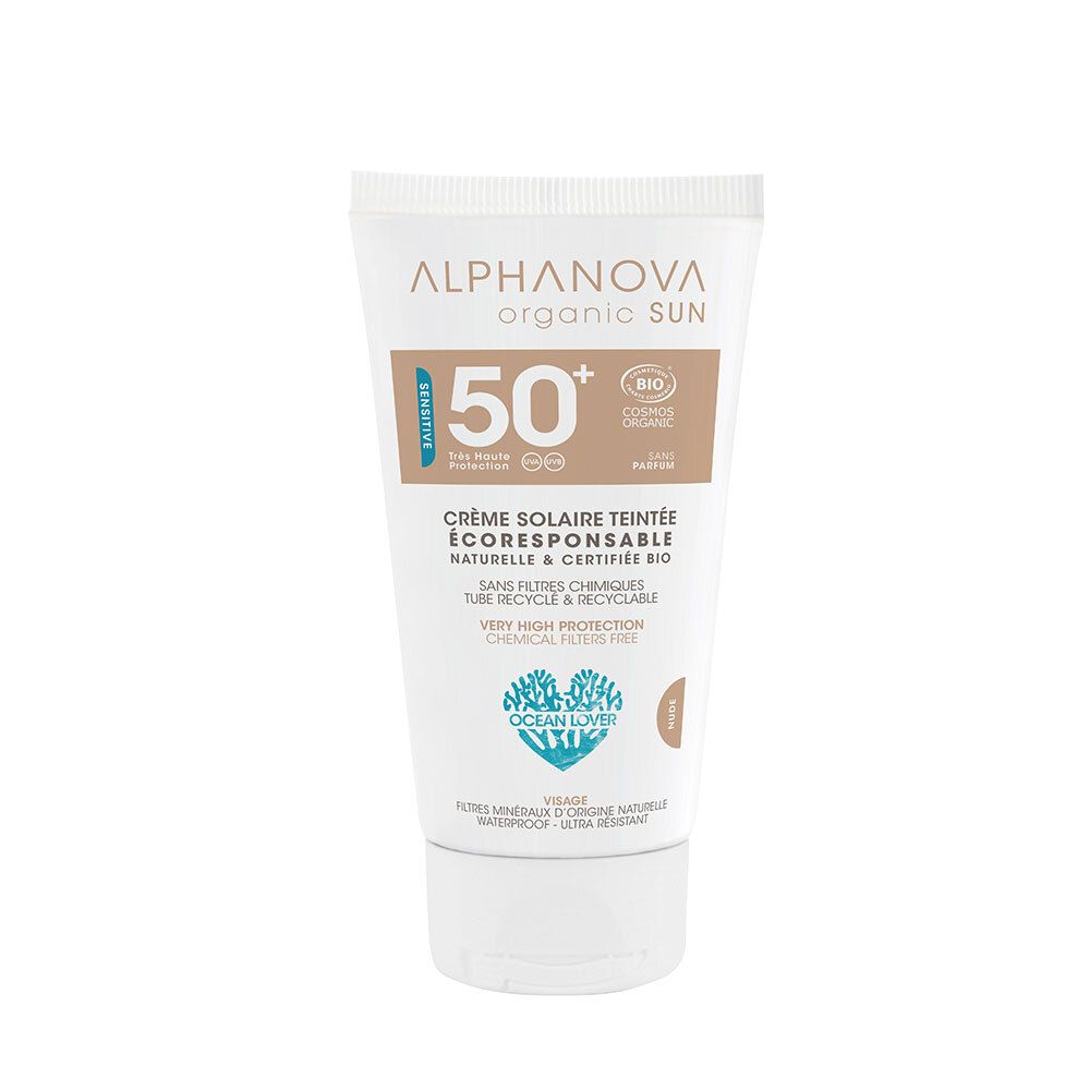 Tube blanc de crème solaire teintée. Inscriptions: Alphanova organic SUN, SPF 50+, certification BIO. Teinte: Clair.