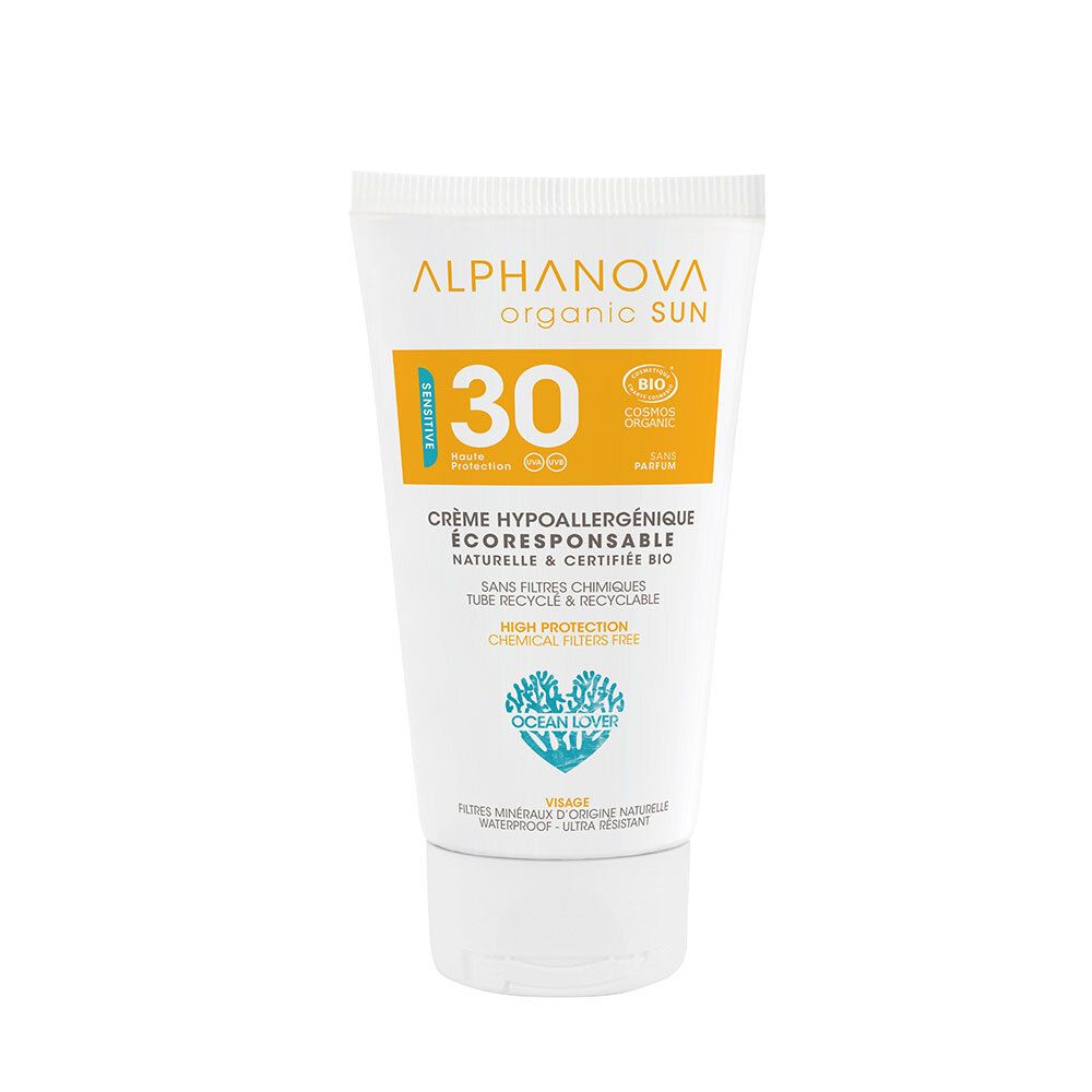 Weiße Tube mit Sonnencreme. Aufschrift: Alphanova organic SUN, SPF 30, BIO. Für empfindliche Haut. Zertifiziert.