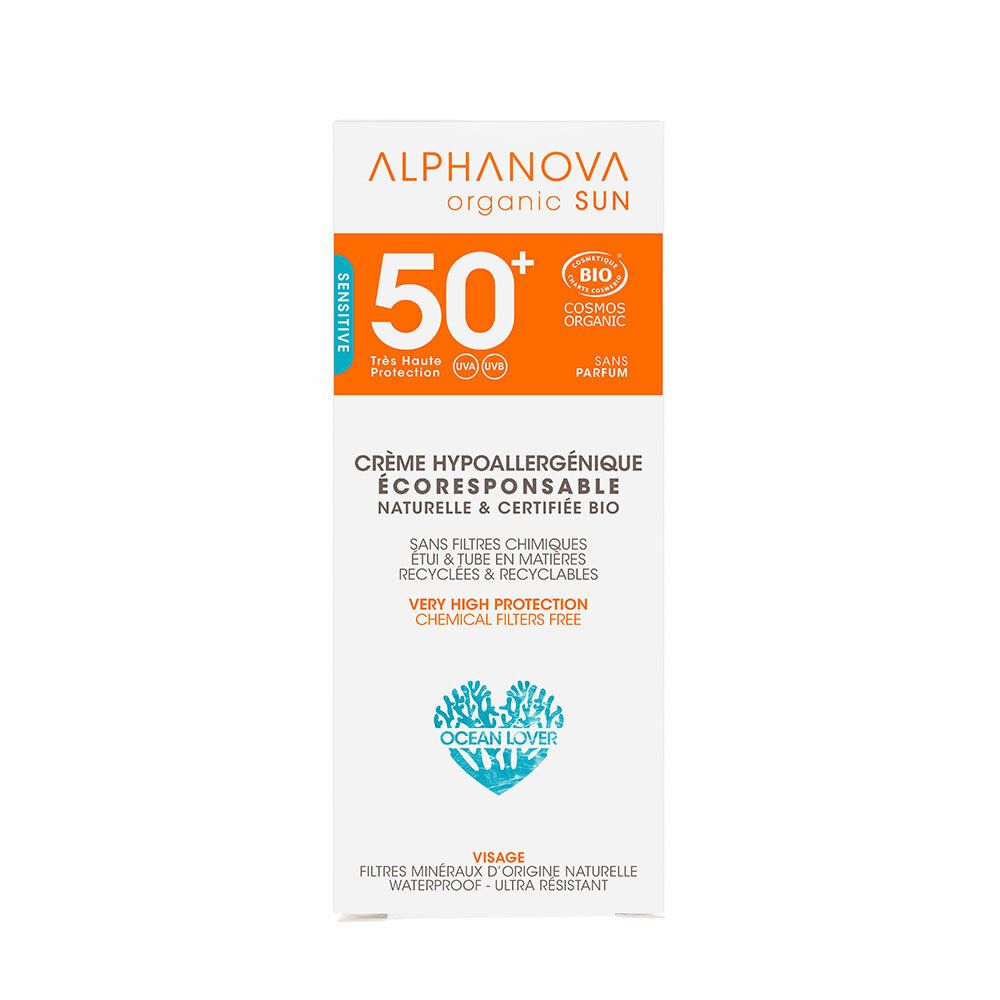 Emballage de crème solaire. Blanc, accents orange et bleu. Texte : Alphanova, 50+, BIO, hypoallergénique.