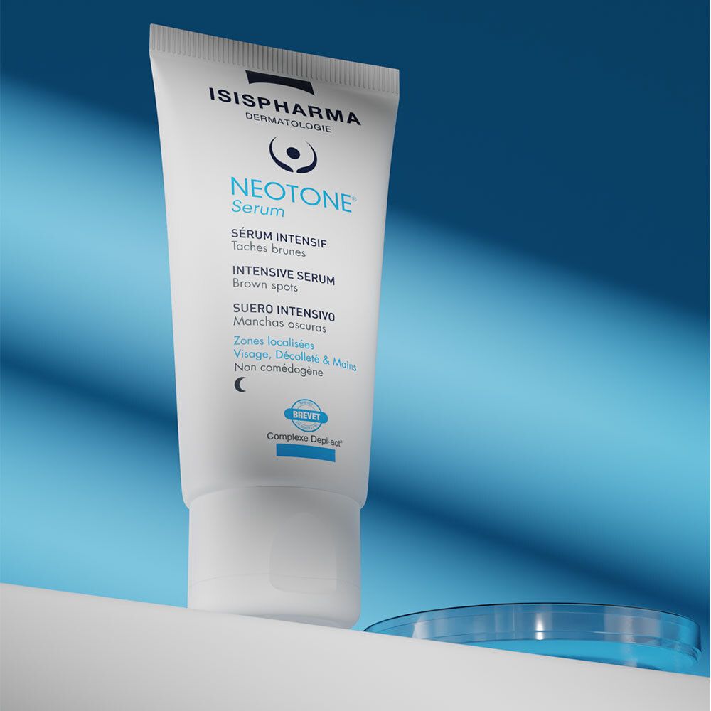 Weiße Tube, Neotone Serum, auf blauem Hintergrund. ISISPHARMA Logo. Nachtsymbol. Auf einem Regal.