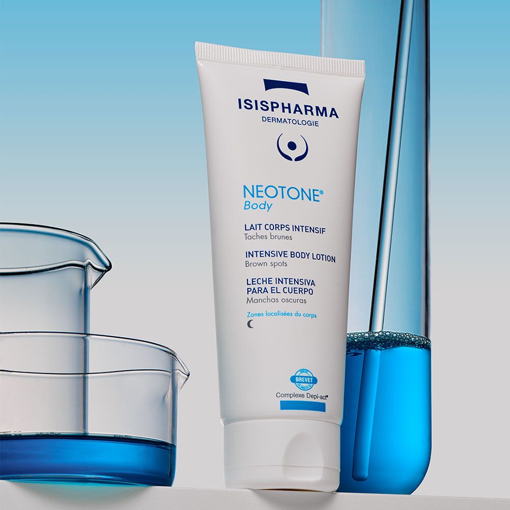 Weiße Tube mit blauer Aufschrift. Enthält ISISPHARMA Dermatologie NEOTONE Body. Hintergrund mit Laborutensilien.