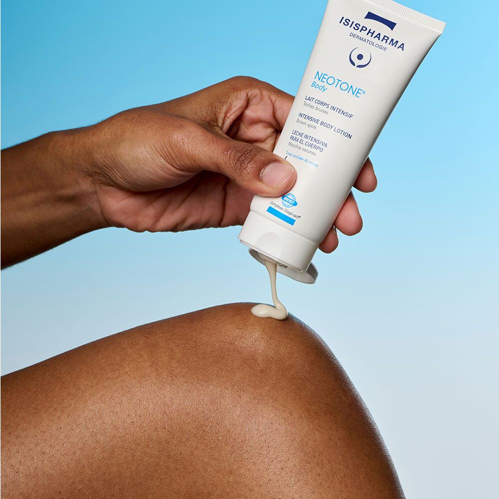 Person trägt ISISPHARMA NEOTONE Body auf die Haut auf. Weiße Creme wird aus der Tube gedrückt.
