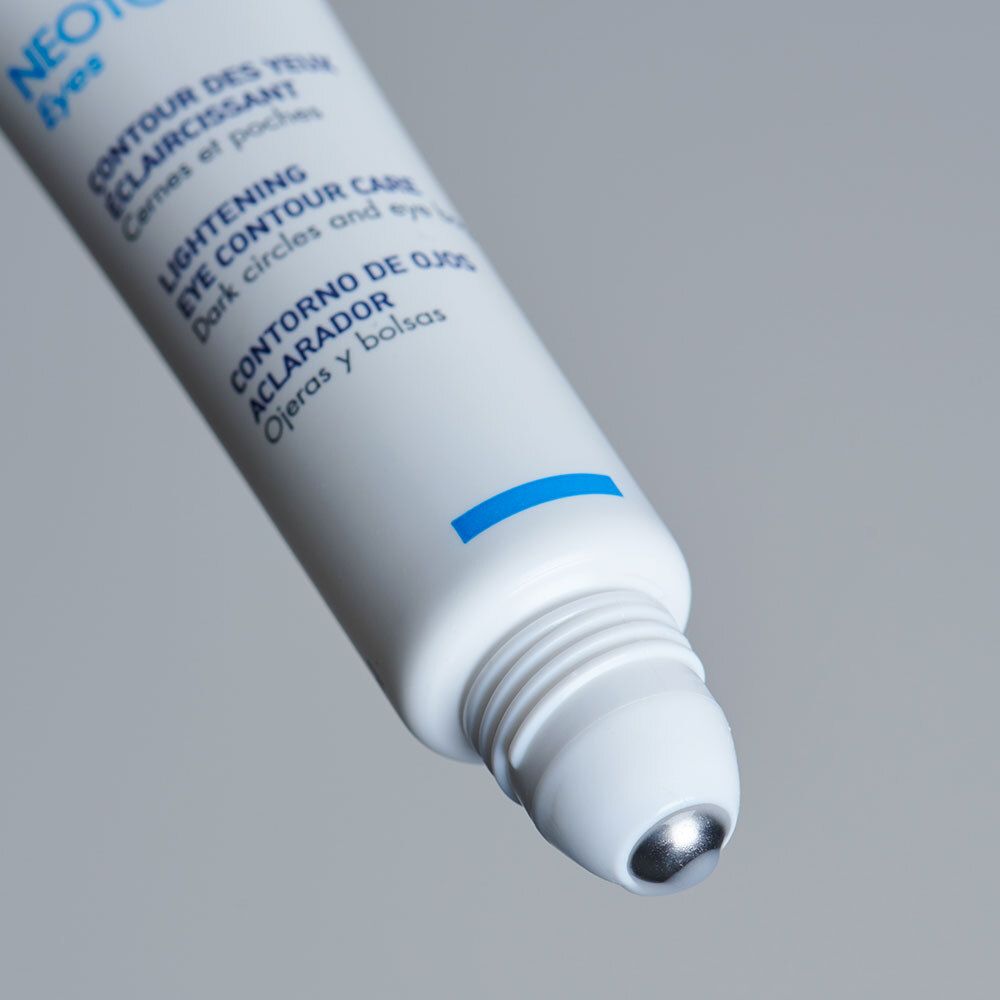 Weiße Tube mit Roll-on-Applikator. Produktname: NEOTONE Eyes. Text in mehreren Sprachen. Blauer Streifen.