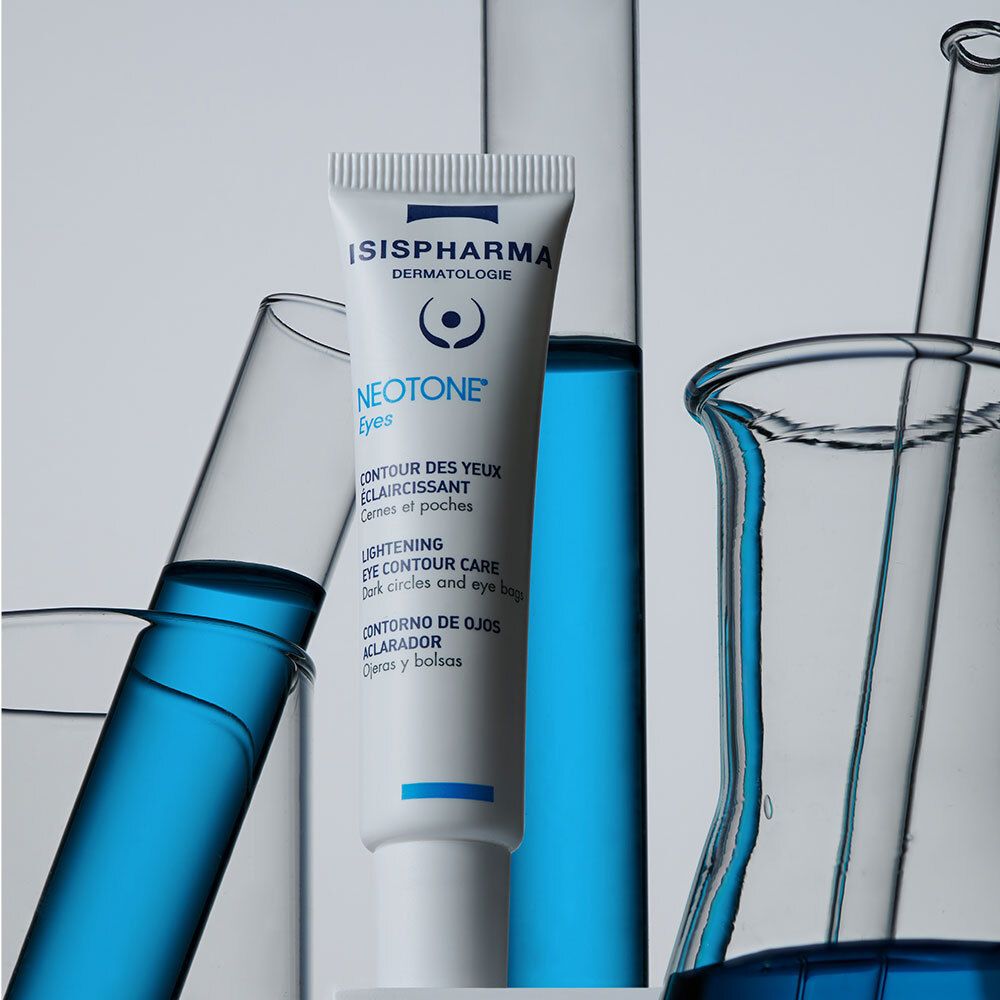 Weiße Tube mit blauer Schrift. Produktname: NEOTONE Eyes. Text in mehreren Sprachen. In Laborumgebung mit Reagenzgläsern.