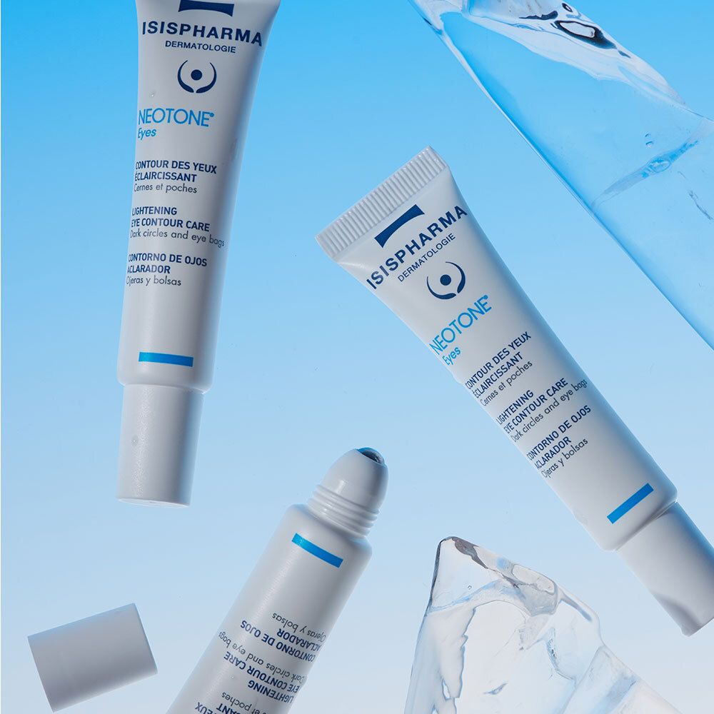 Mehrere weiße Tuben. Produktname: NEOTONE Eyes. Text in mehreren Sprachen. Blauer Hintergrund. Wasser.