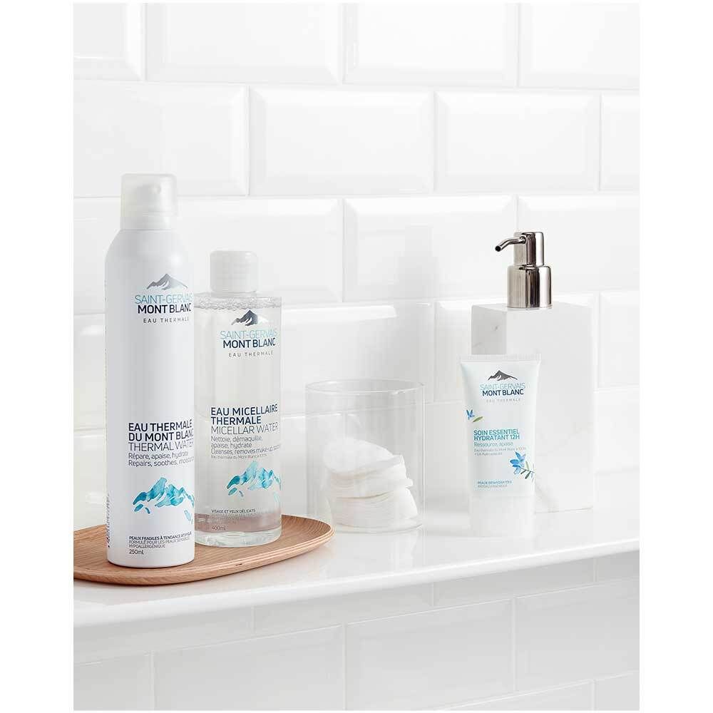 Verschiedene Produkte auf einer Ablage. Flaschen, Sprühflasche, Creme. Aufschrift: Saint-Gervais MONT BLANC Eau Thermale.