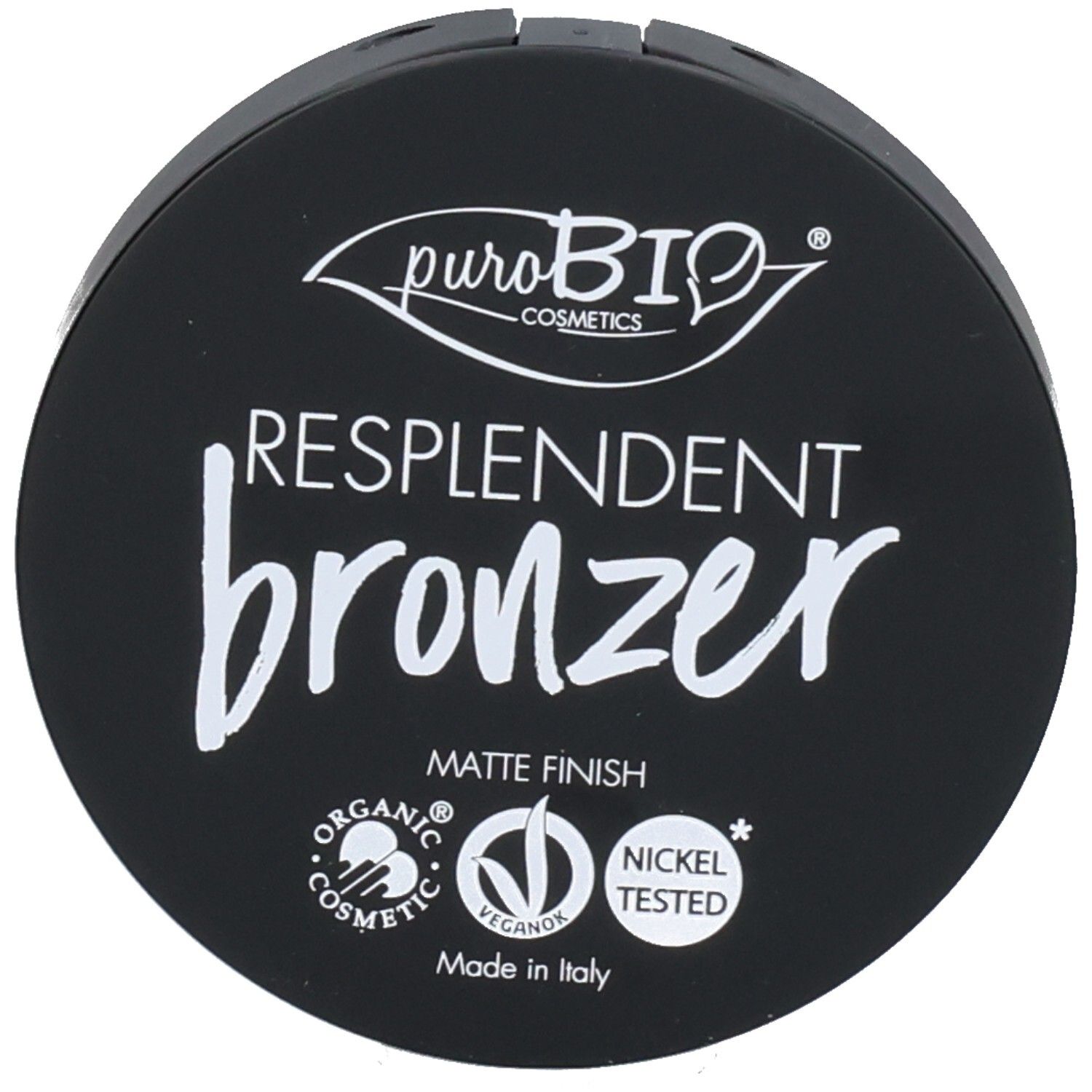 Runder, schwarzer Behälter mit weißem Schriftzug. Enthält das Wort "Bronzer". Logo und Zertifizierungen sind ebenfalls sichtbar.