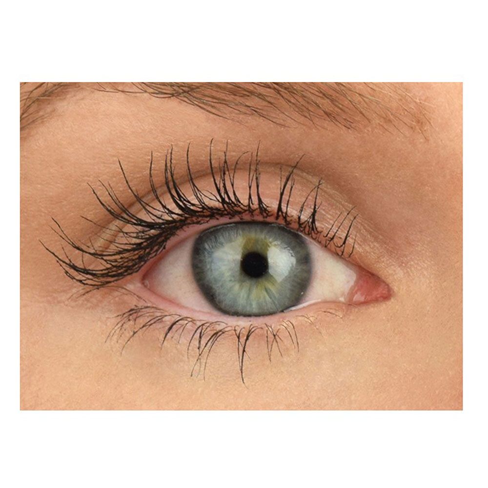 Auge mit getuschten Wimpern. Blaue Iris. Hautfarbener Hintergrund.