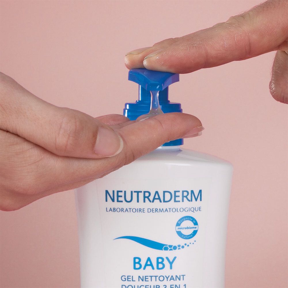 Hand drückt Gel aus dem blauen Pumpkopf einer weißen Flasche. Marke: Neutraderm Baby.