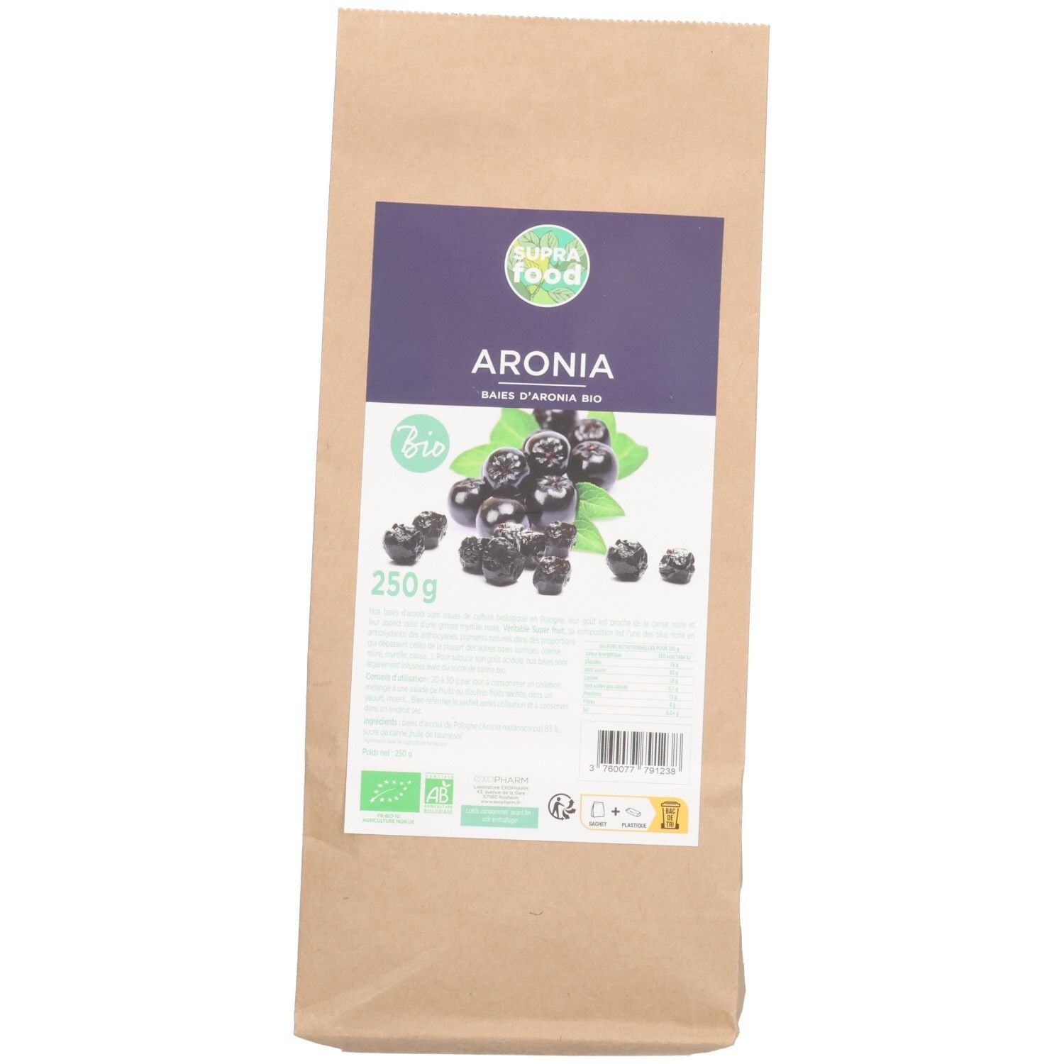 Braune Papiertüte mit Aufdruck. Aufkleber mit Produktname, Abbildung von Aronia-Beeren und Bio-Siegel.