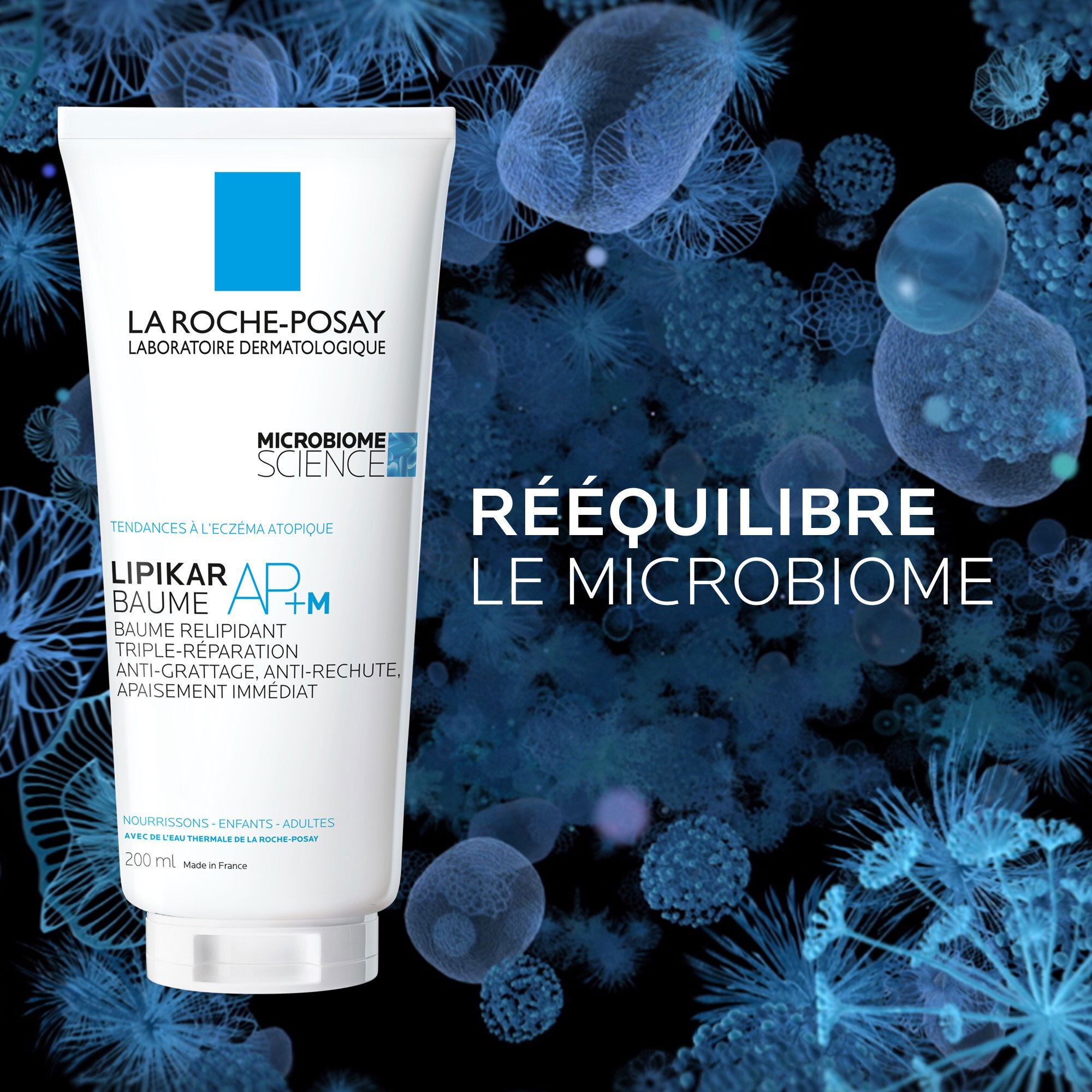 Tube de crème avec logo bleu. Texte: LIPIKAR BAUME AP+M. Pour eczéma atopique. Fond avec micro-organismes.