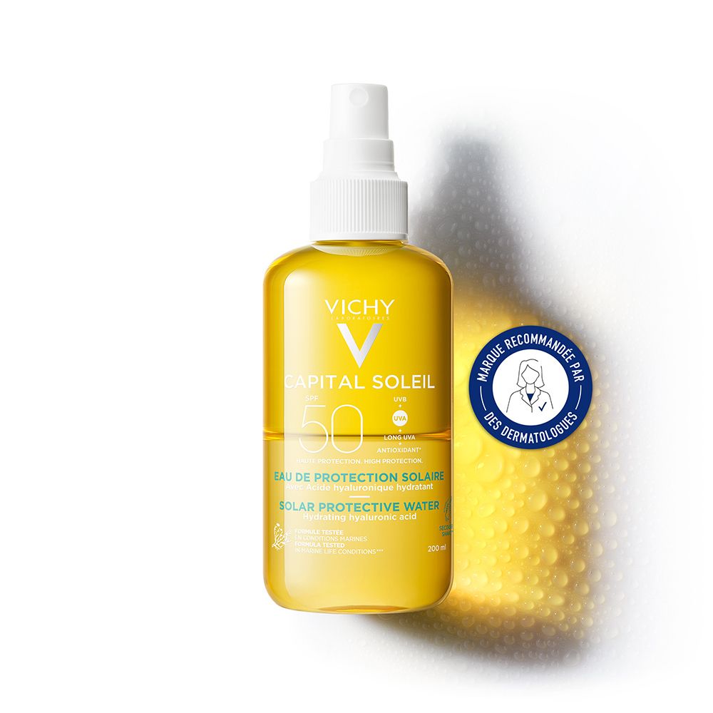 Vichy Capital Soleil SPF 50. Flacon jaune avec vaporisateur. Étiquette avec informations produit et logo.