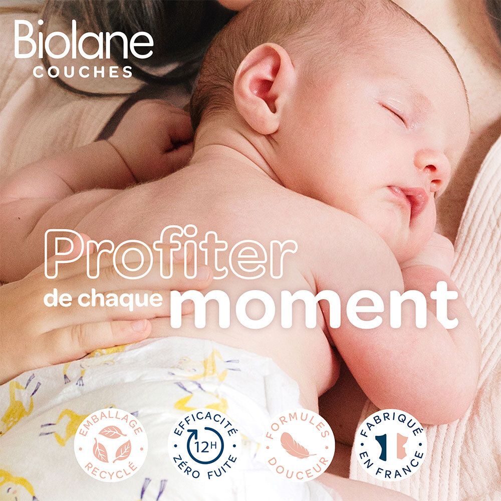 Bébé avec une couche. Couche Biolane. Protection 12h, emballage recyclable, fabriqué en France.