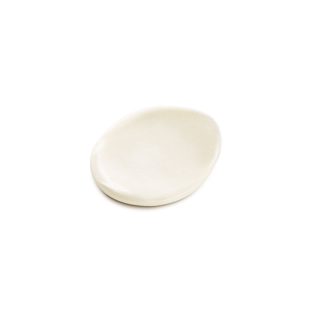 Klecks Creme. Weiß, oval. Auf weißem Hintergrund.