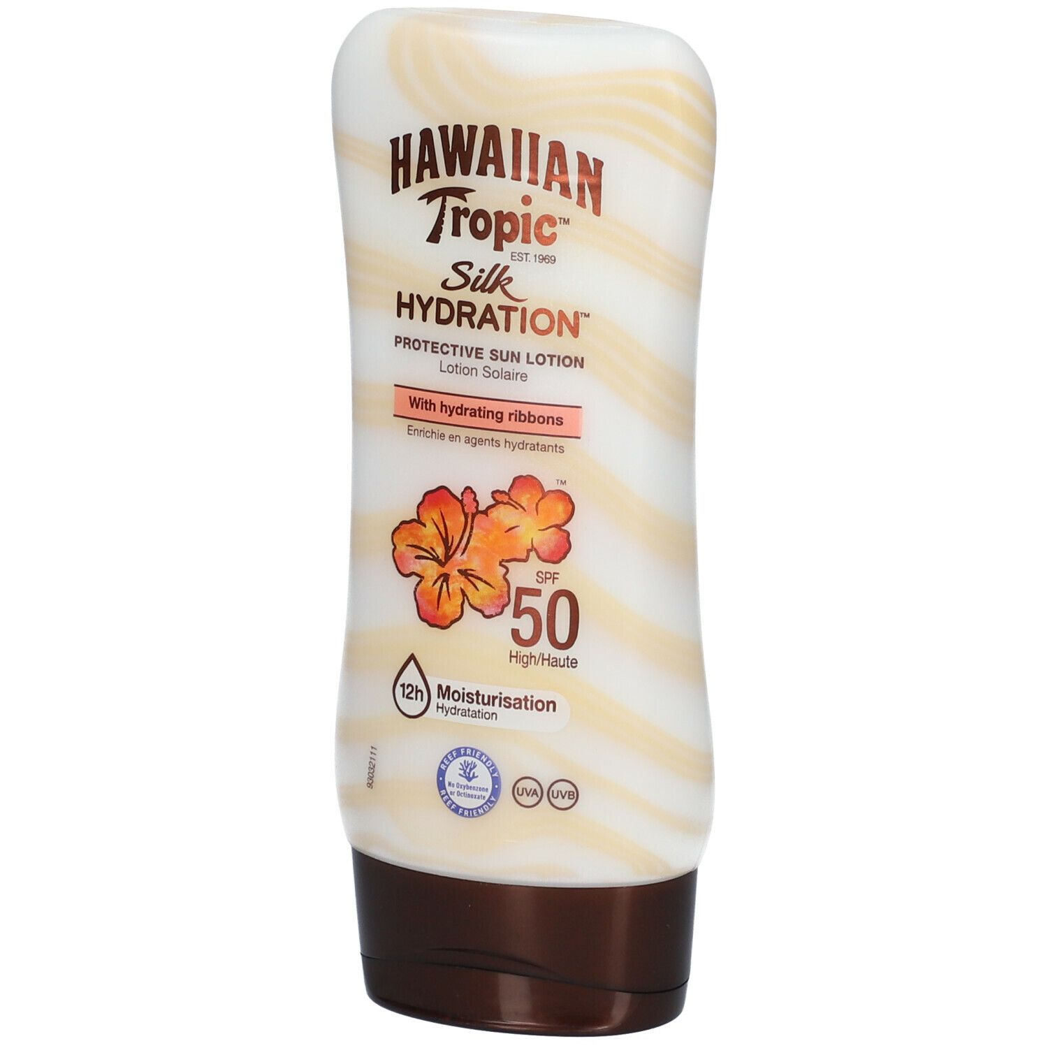 Tube de lotion solaire. Motif rayé blanc et beige. Bouchon marron. Texte: Hawaiian Tropic Silk HYDRATION SPF50. Illustration florale.