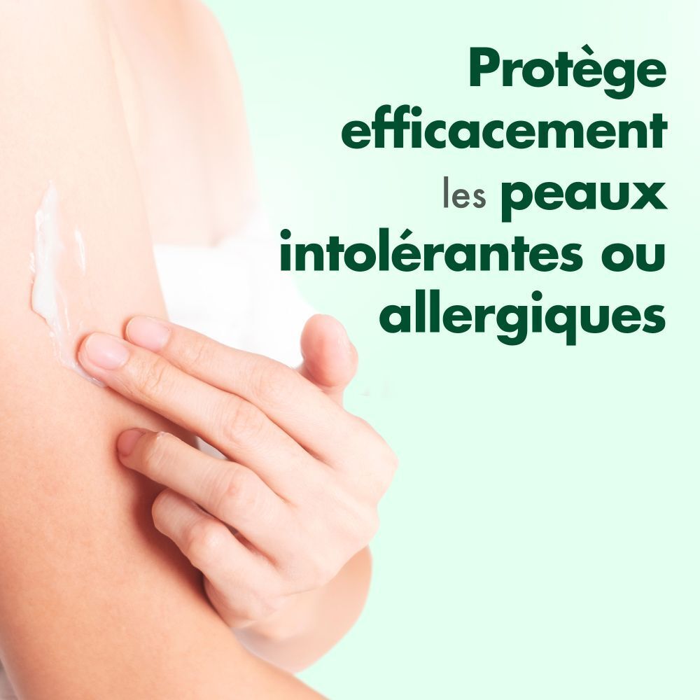 Hand, die Creme auf Arm aufträgt. Text: Protège efficacement les peaux intolérantes ou allergiques.