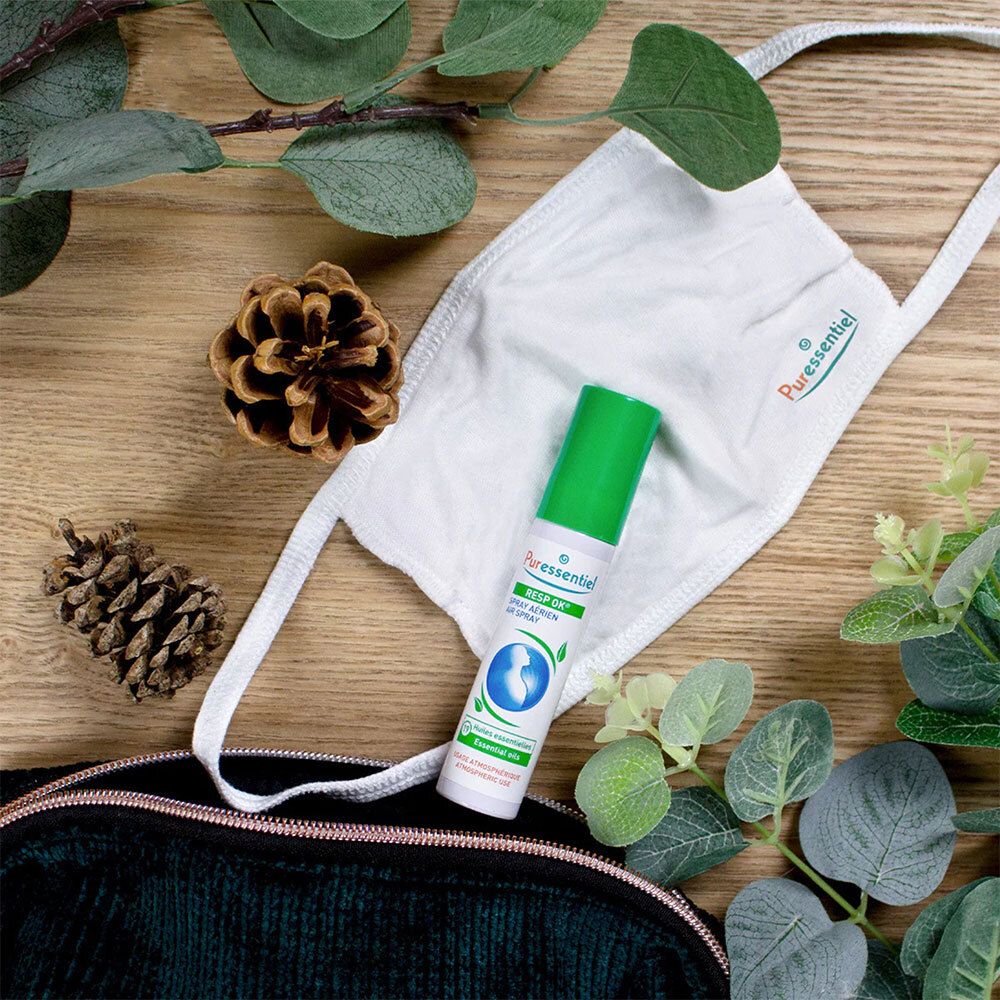 Puresseentiel Resp'OK® Spray, Maske, Tannenzapfen. Auf Holz, mit Blättern und Tasche.