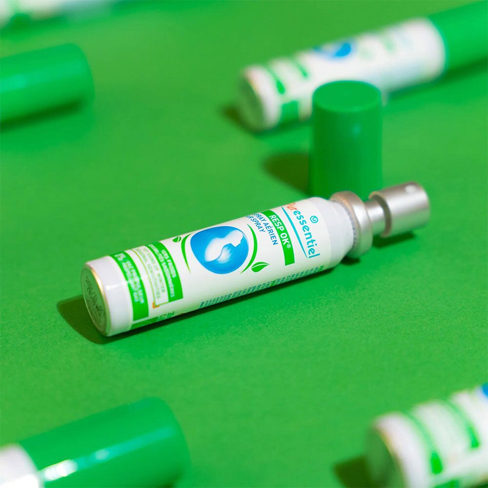 Puresseentiel Resp'OK® Spray, mehrere Flaschen. Grün-weiß, mit grünem Deckel, auf grünem Grund.