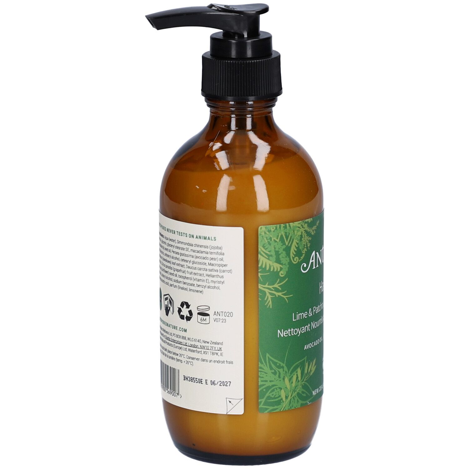 Braune Glasflasche, Seitenansicht. Etikett mit Produktinformationen, Inhaltsstoffen und Recycling-Symbolen. Schwarzer Pumpkopf.