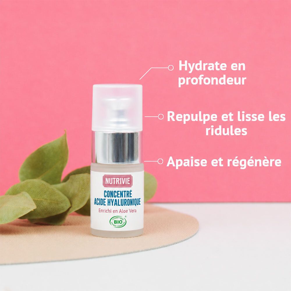 Nutrivie Hyaluronsäure Konzentrat mit Aloe Vera, Pumpspender, umgeben von Blättern.
