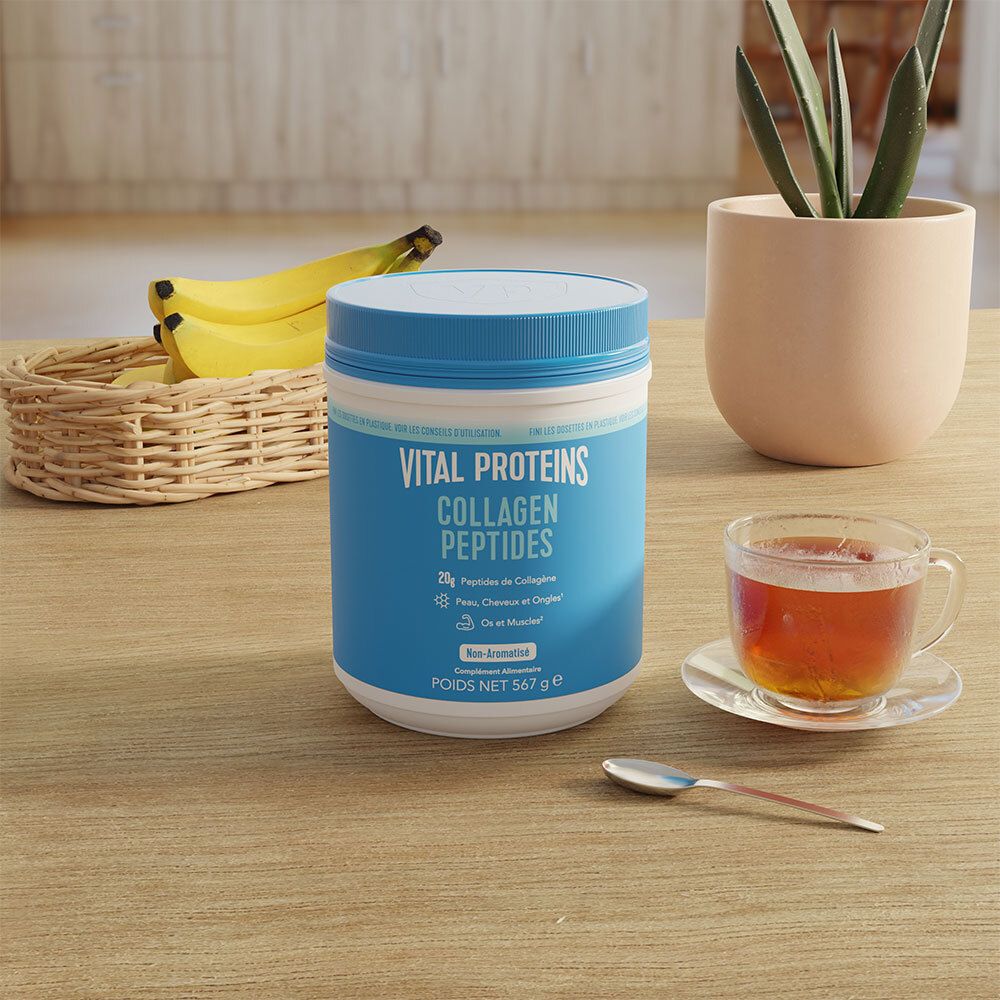 Dose VITAL PROTEINS Collagen Peptides auf einem Tisch. Daneben eine Tasse Tee, Bananen und eine Pflanze.