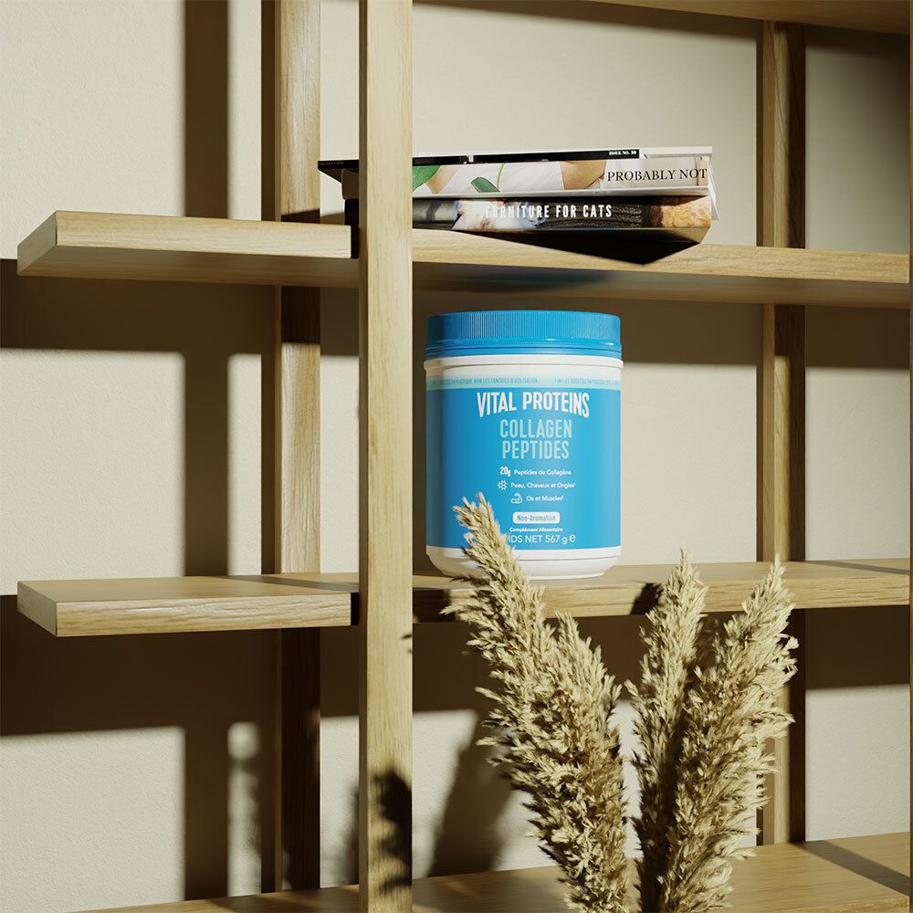 Dose VITAL PROTEINS Collagen Peptides auf einem Regal. Daneben Bücher und eine Pflanze.