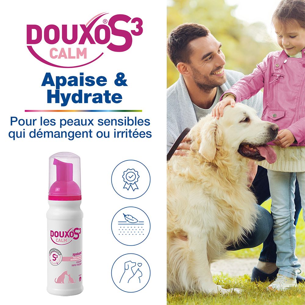 Flacon DOUXO S3 CALM à côté d'un homme, d'une femme et d'un chien. Texte: Apaise & Hydrate. Pour les peaux sensibles.