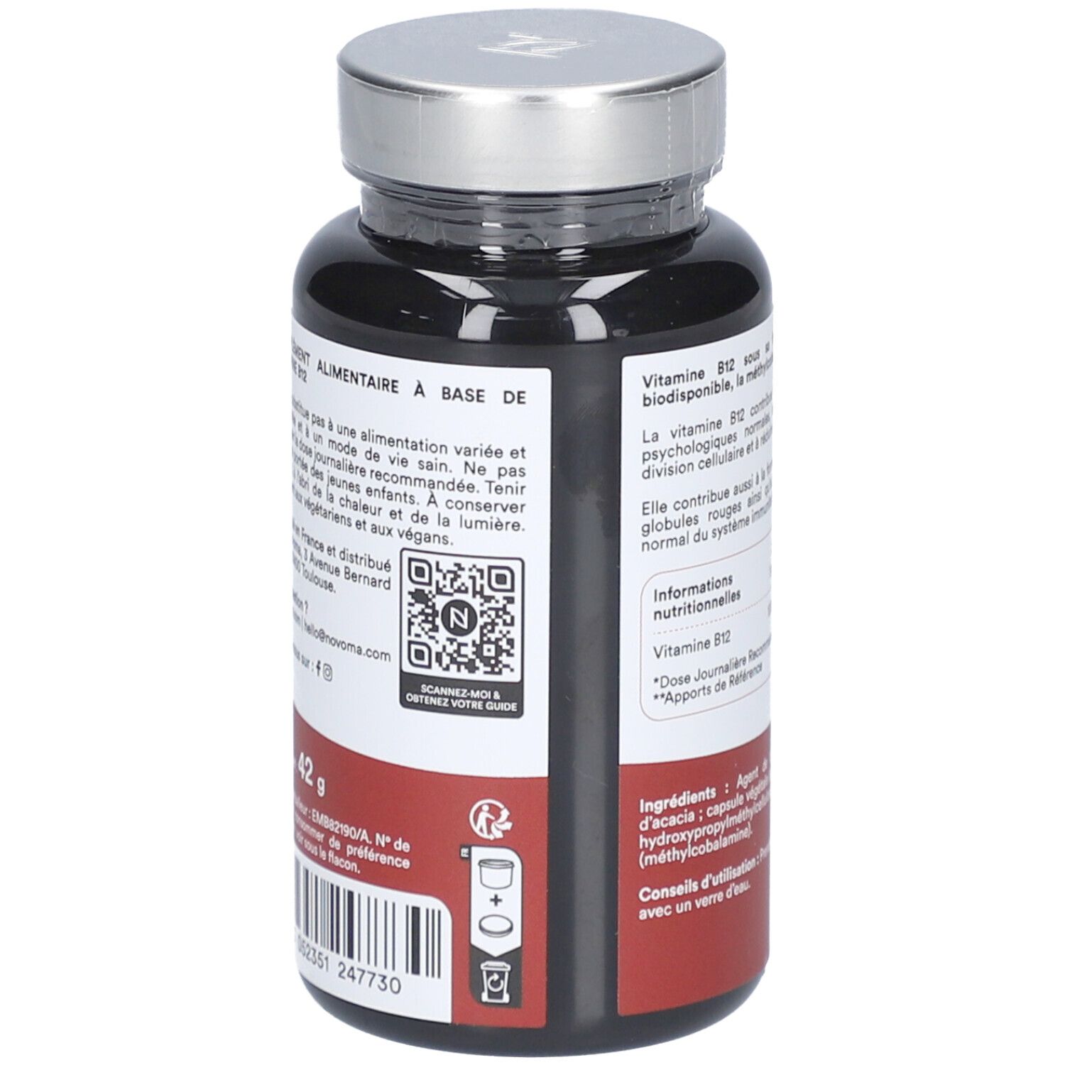 Rückseite der Flasche NOVOMA VITAMINE B12. Text, QR-Code und Informationen. Roter Hintergrund.