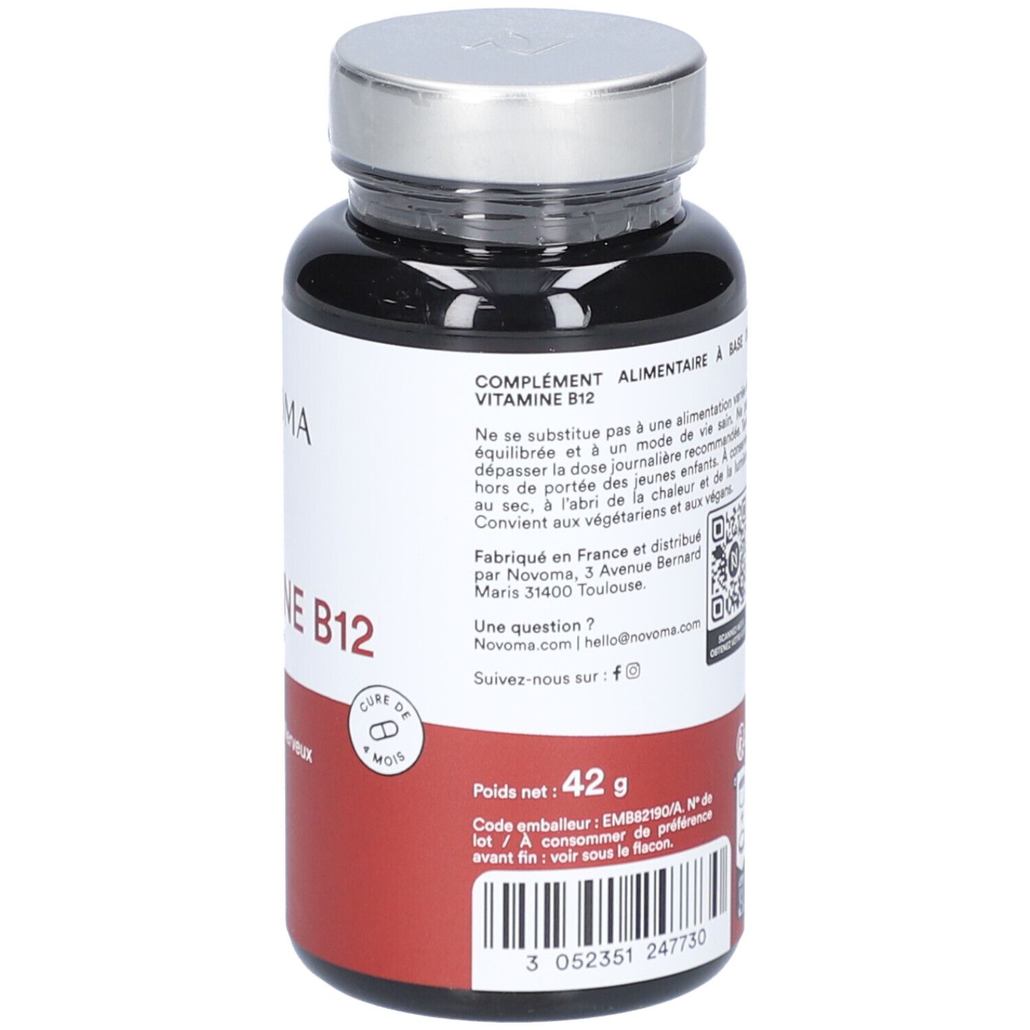 Rückseite der Flasche NOVOMA VITAMINE B12. Text, QR-Code und Informationen. Roter Hintergrund. Gewicht 42g.