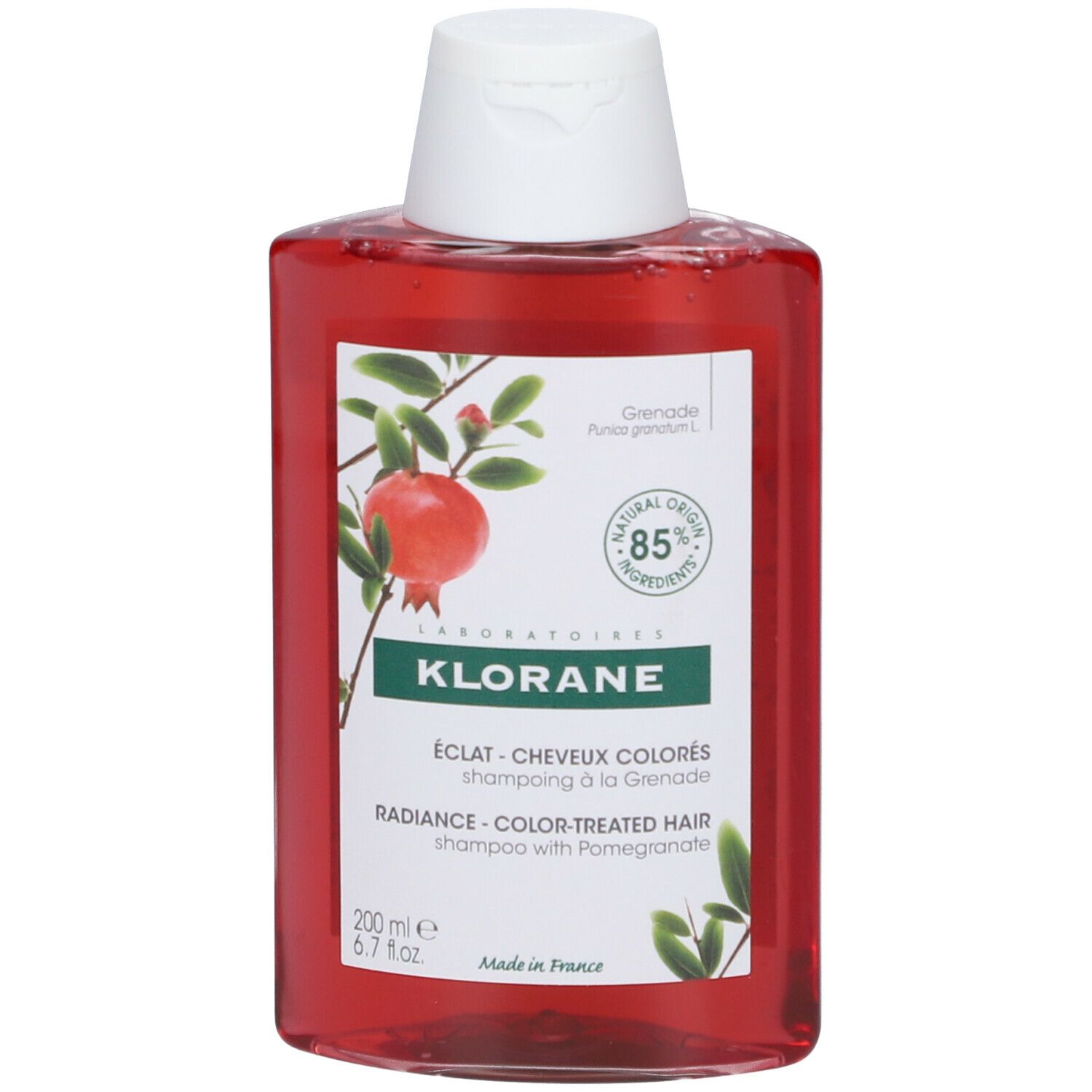 Rote Shampoo-Flasche mit weißem Deckel. Etikett mit Granatapfel-Illustration und Text: KLORANE, ÉCLAT - CHEVEUX COLORÉS.