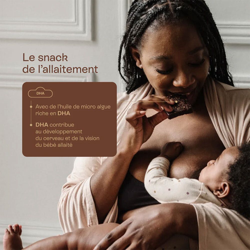 Eine Frau stillt ein Baby und hält einen Riegel. Text: DHA, Öl aus Mikroalgen, trägt zur Entwicklung des Gehirns bei.