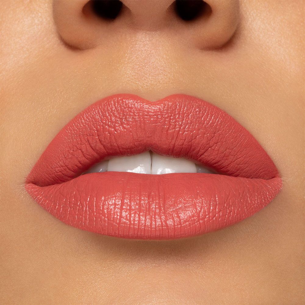 Lippen, mit rosa Lippenstift bemalt. Deutliche Textur, matte Oberfläche.