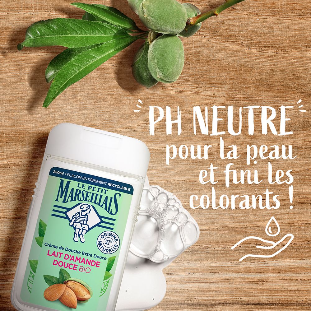 Duschgel-Flasche und Mandeln. Text: PH Neutre pour la peau et fini les colorants! Marke: Le Petit Marseillais. Aufschrift: Lait d'Amande Douce Bio.