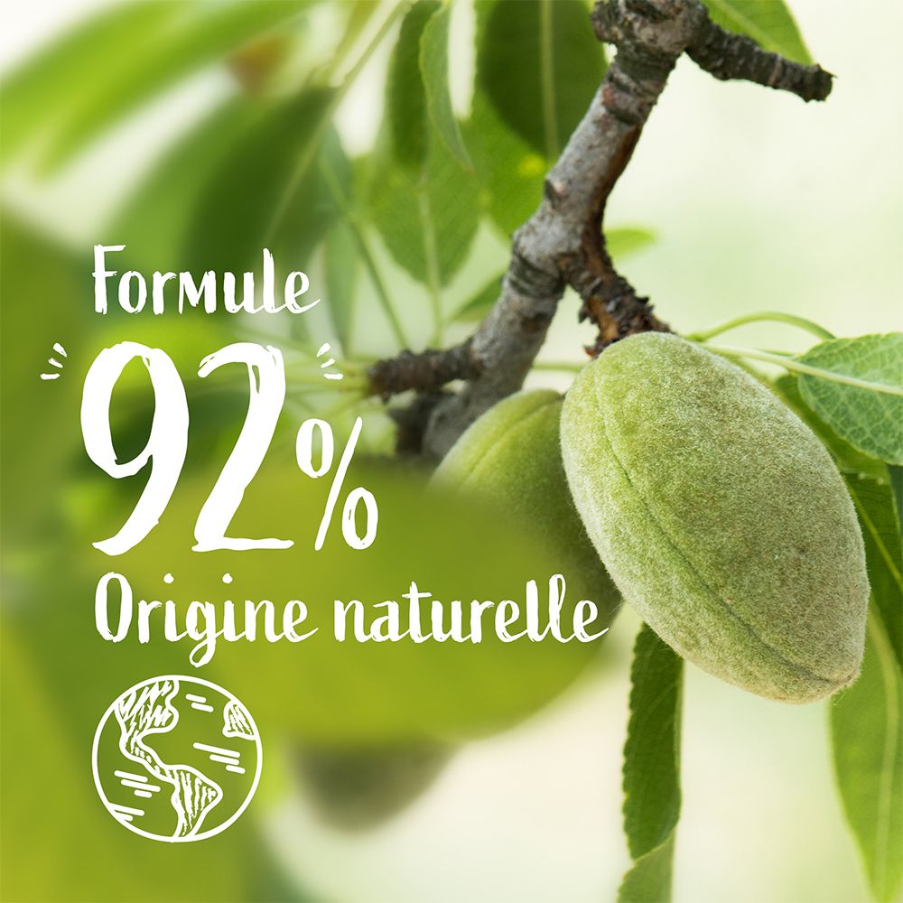 Zweig mit Mandeln. Text: Formule 92% Origine naturelle. Weltkugel-Symbol. Marke: Le Petit Marseillais.
