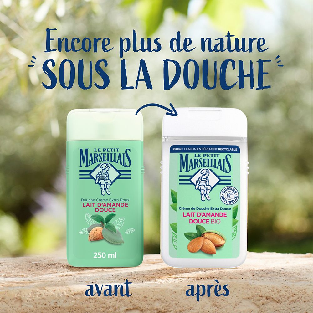 Zwei Duschgel-Flaschen. Text: Encore plus de nature SOUS LA DOUCHE. Marke: Le Petit Marseillais. Aufschrift: Lait d'Amande Douce.
