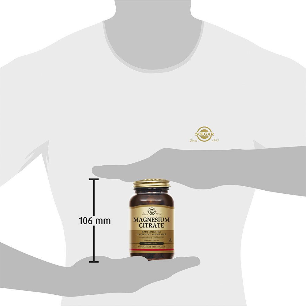 Personne tenant un flacon SOLGAR Magnesium Citrate. Mesure : 106 mm.