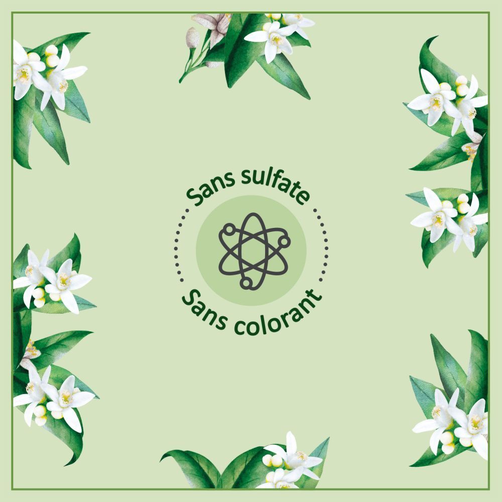 Quadratisches Bild mit grünem Hintergrund und weißen Blüten. Text: Sans sulfate, Sans colorant.