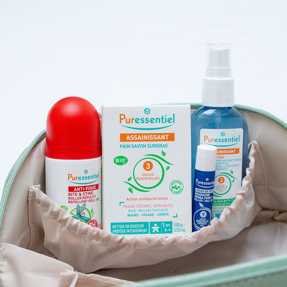 Kosmetiktasche mit Produkten. Aufschrift: Puressentiel, Assainissant, Pain Savon Surgras.