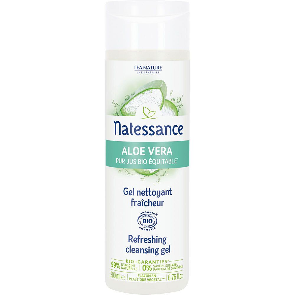 Flacon cylindrique blanc. Inscription: Natessance Aloe Vera Gel Nettoyant Fraîcheur. Logo bio.