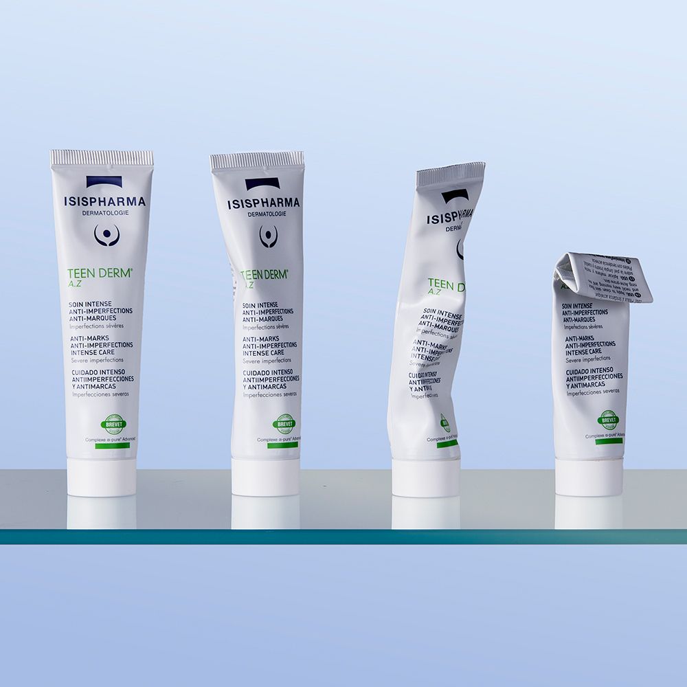 Quatre tubes Teen Derm A.Z. sur une étagère en verre. Niveaux de remplissage différents. Nom du produit visible.