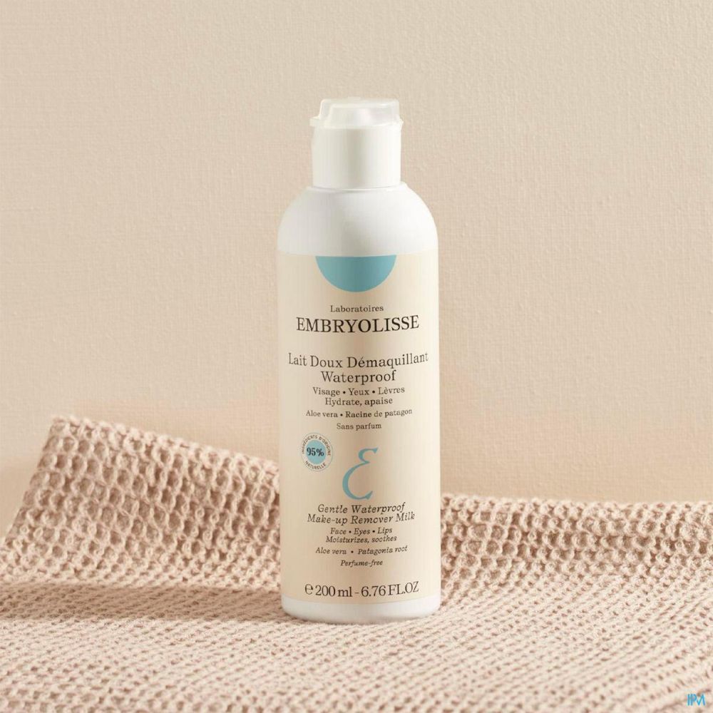 Embryolisse Lait Doux Démaquillant Waterproof. Flasche auf beigem Untergrund. 200 ml.