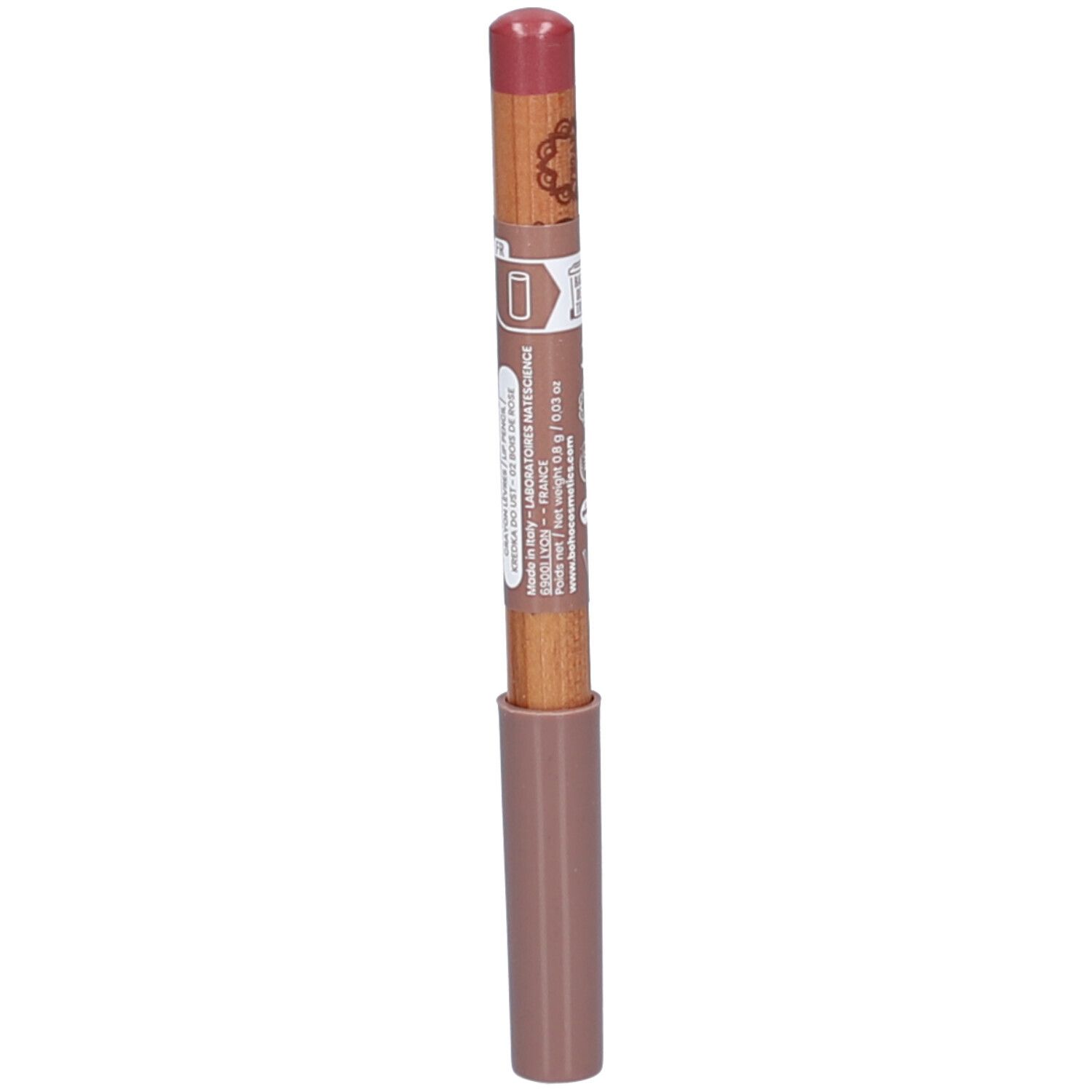 Lippenstift in Rosenholz-Farbe. Holzstift mit rosafarbenem Lippenstift. Unterteil und Kappe in Rosa. Aufschrift auf dem Stift.