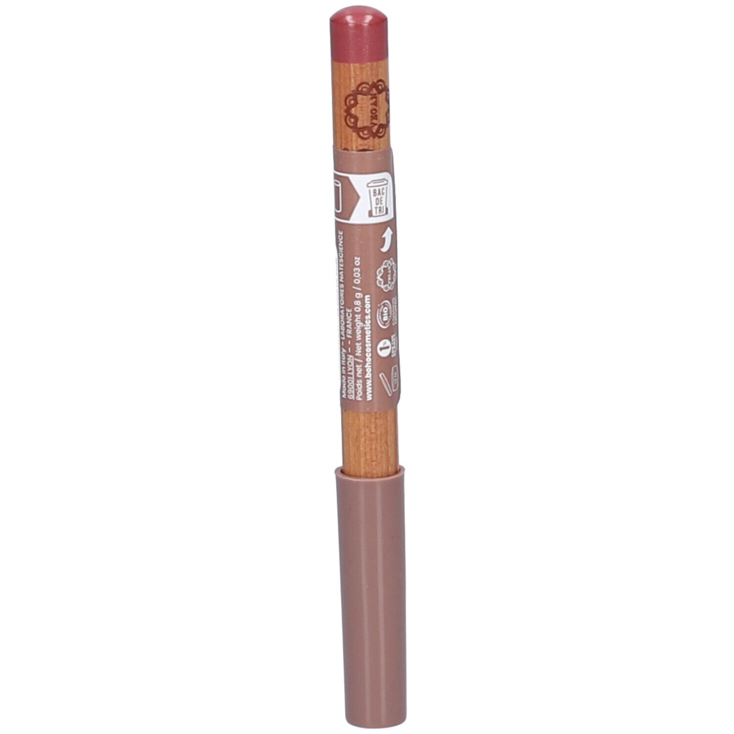 Lippenstift in Rosenholz-Farbe. Holzstift mit rosafarbenem Lippenstift. Unterteil und Kappe in Rosa. Aufschrift auf dem Stift.
