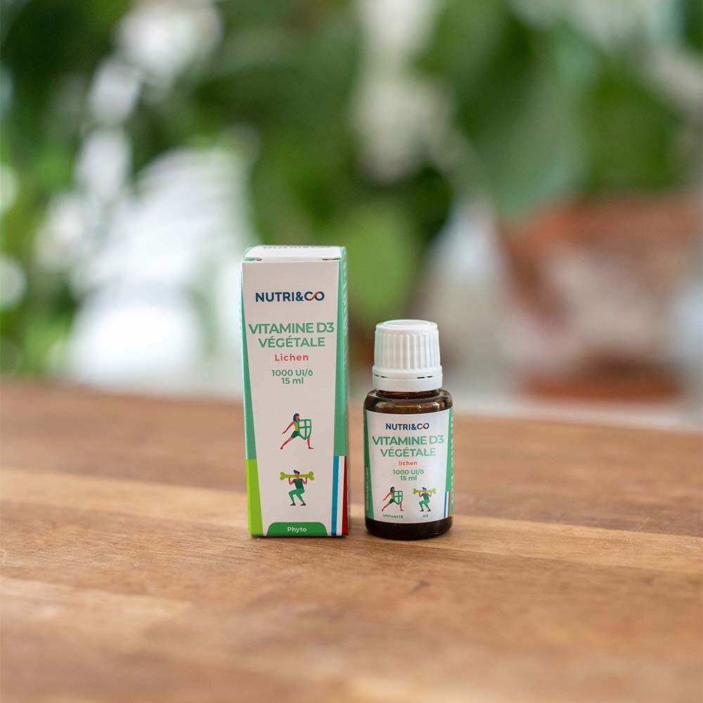 Braune Glasflasche mit weißem Deckel und grüner Etikett. Aufschrift: NUTRI&CO Vitamine D3 Végétale, 1000 UI/15ml. Karton daneben.