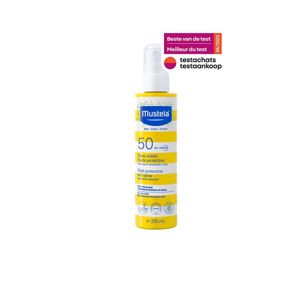 Gelbe Sprayflasche mit weißem Sprühkopf. Aufschrift Mustela, 50 SPF, High protection. Auszeichnung "Beste van de test".