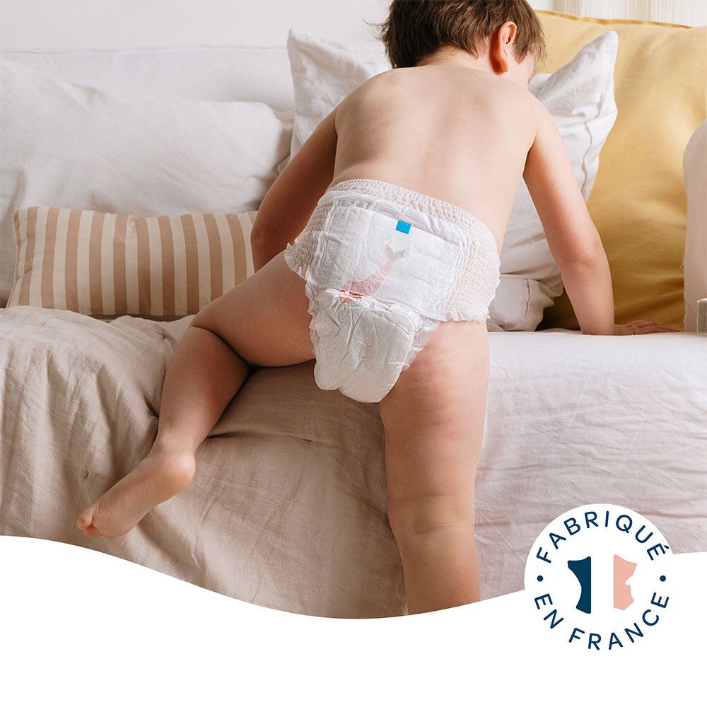 Enfant avec culotte Biolane. Inscription : Fabriqué en France. L'enfant est debout sur un canapé.