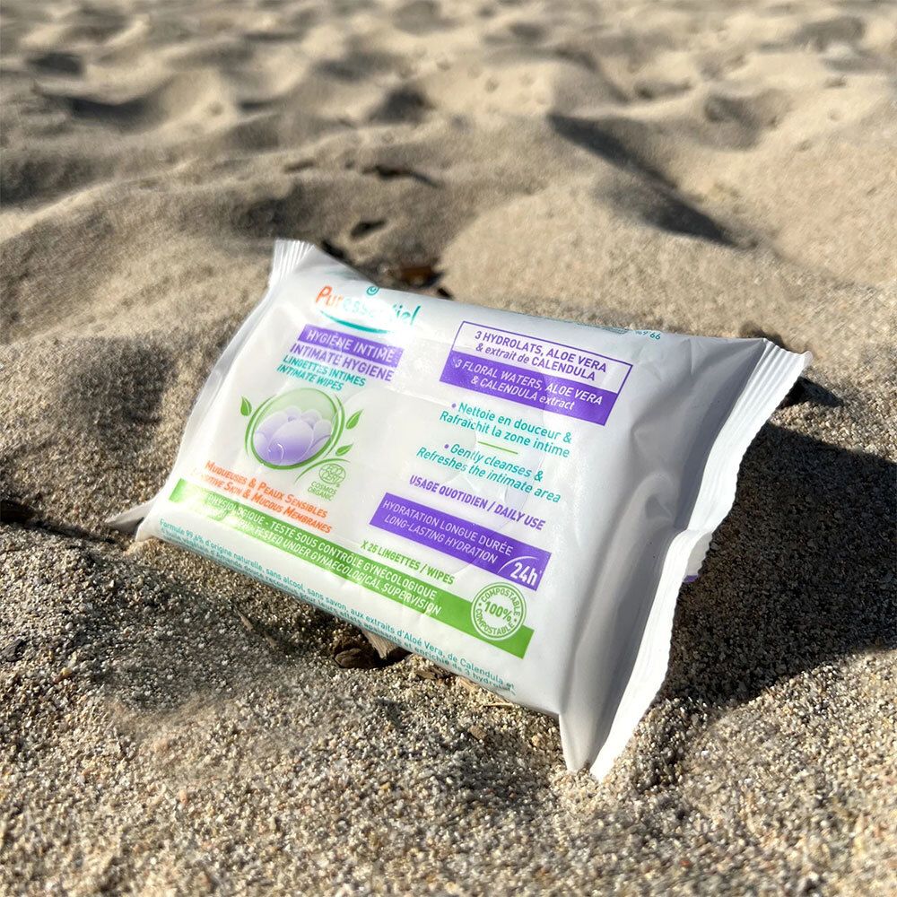 Packung Intim-Reinigungstücher auf Sand. Text: HYGIÈNE INTIME, 25 Tücher, 24h Feuchtigkeit. Mit Aloe Vera und Calendula-Extrakt. Bio-Zertifizierung.