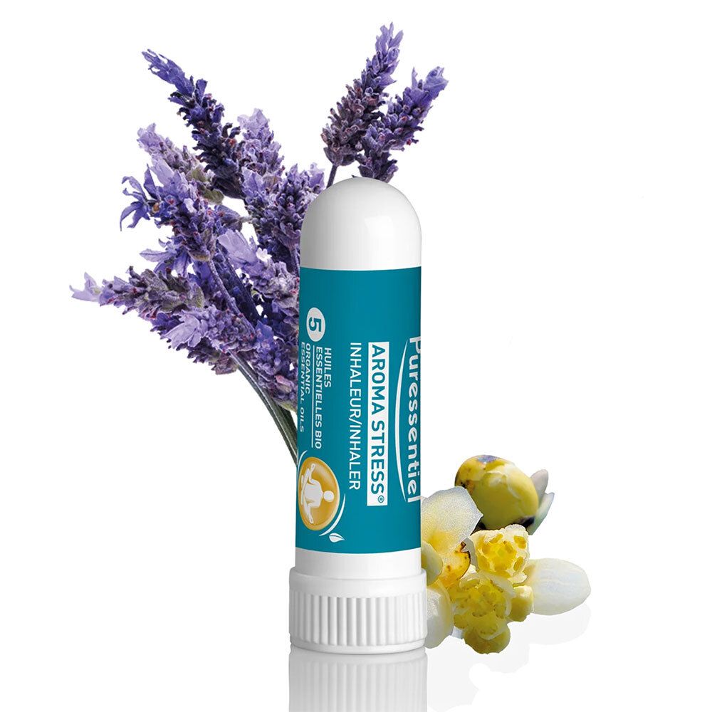 Ein weißer Puressentiel AROMA STRESS® Inhalator mit Lavendel und gelben Blüten. Aufschrift: AROMA STRESS® Inhaler/Inhalator.